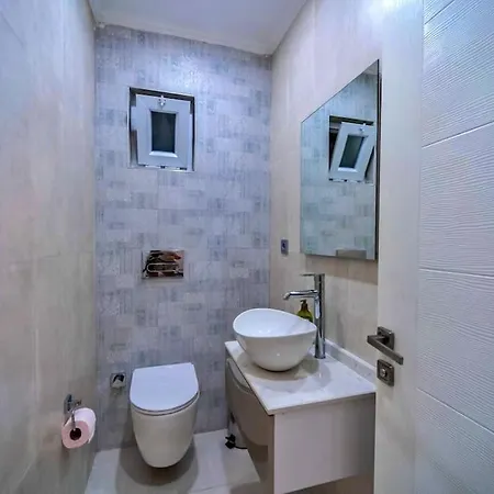 Deniz Manzarali Lara Lueks Villa